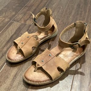 Born women’s leather sandals size 8